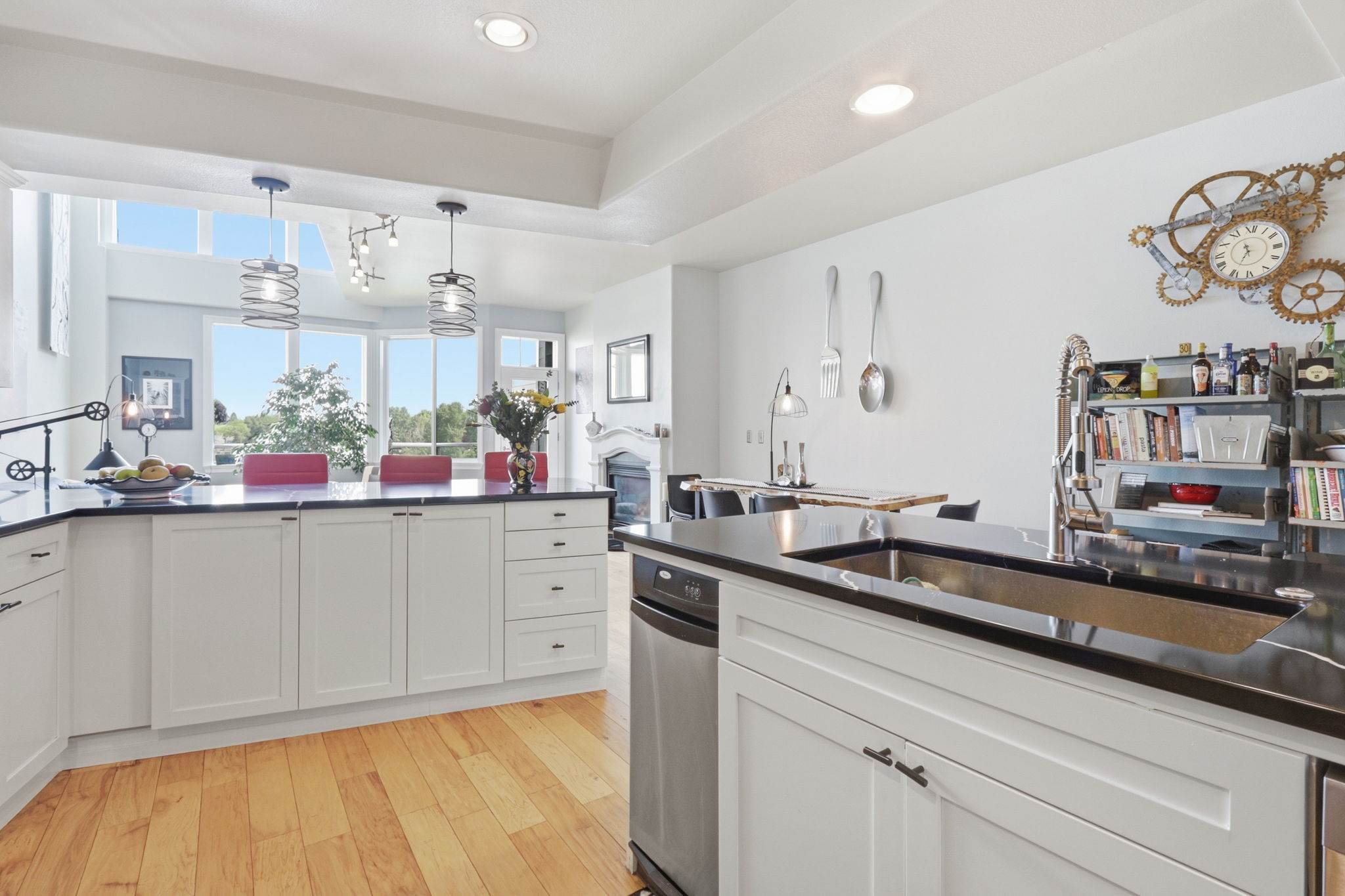 905 N Harbour Dr, Portland, OR 97217