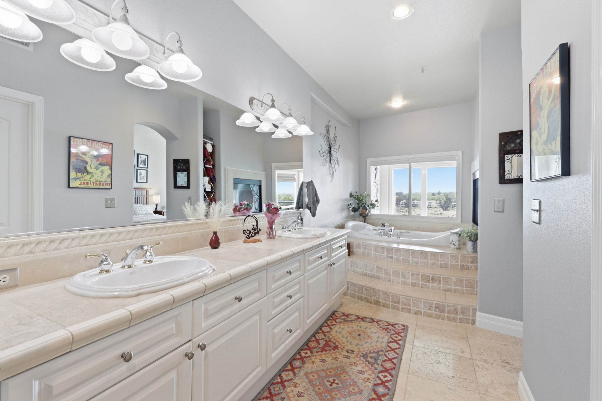 905 N Harbour Dr, Portland, OR 97217