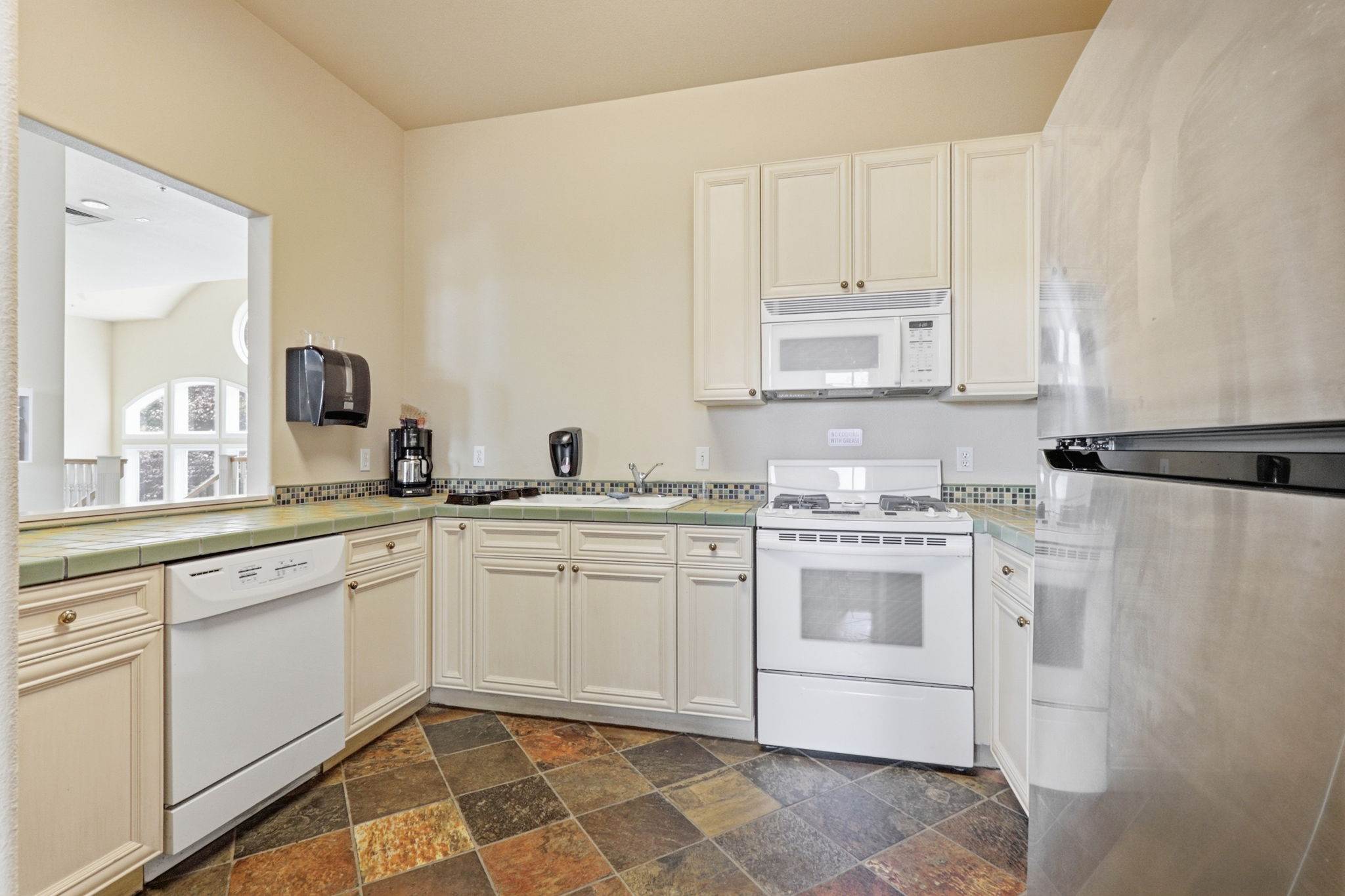 905 N Harbour Dr, Portland, OR 97217