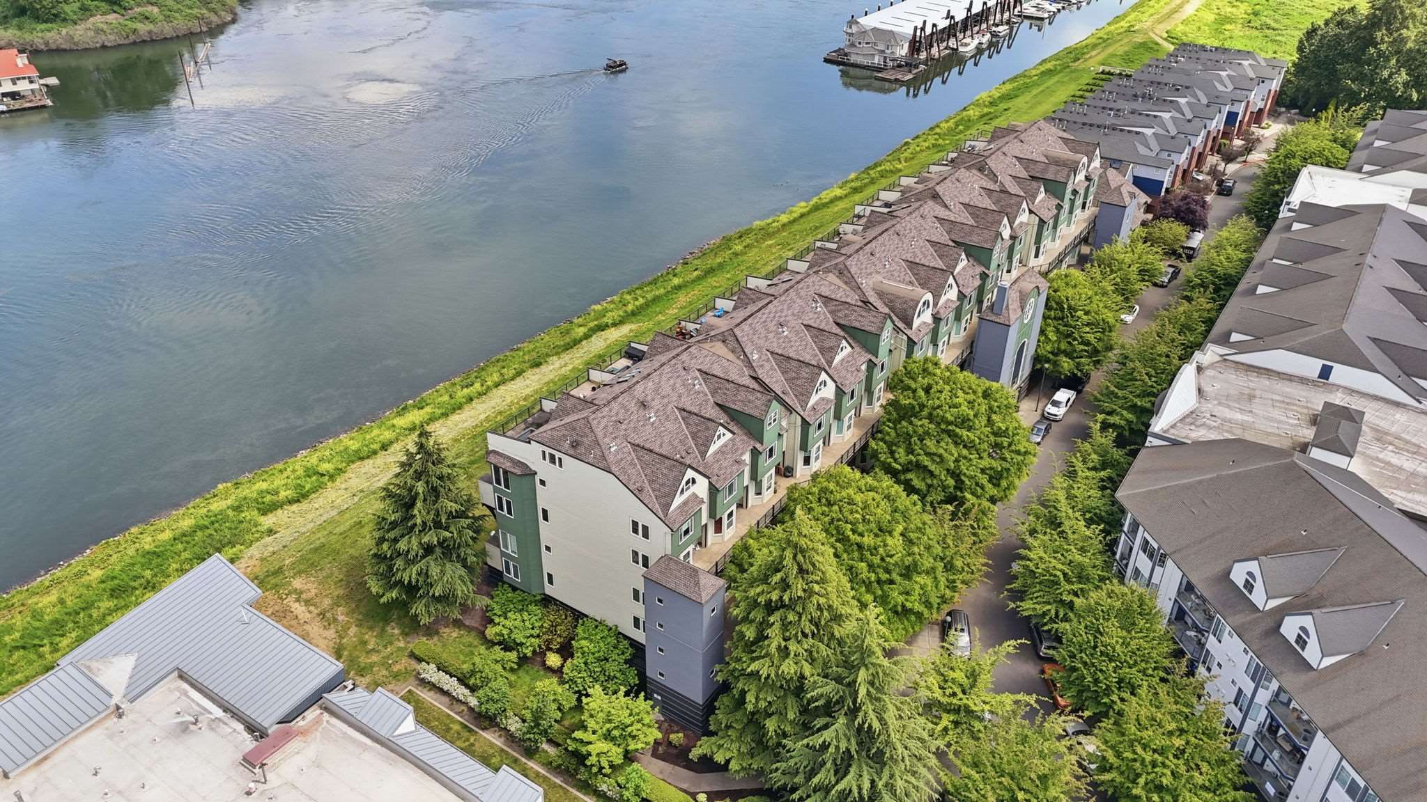 905 N Harbour Dr, Portland, OR 97217