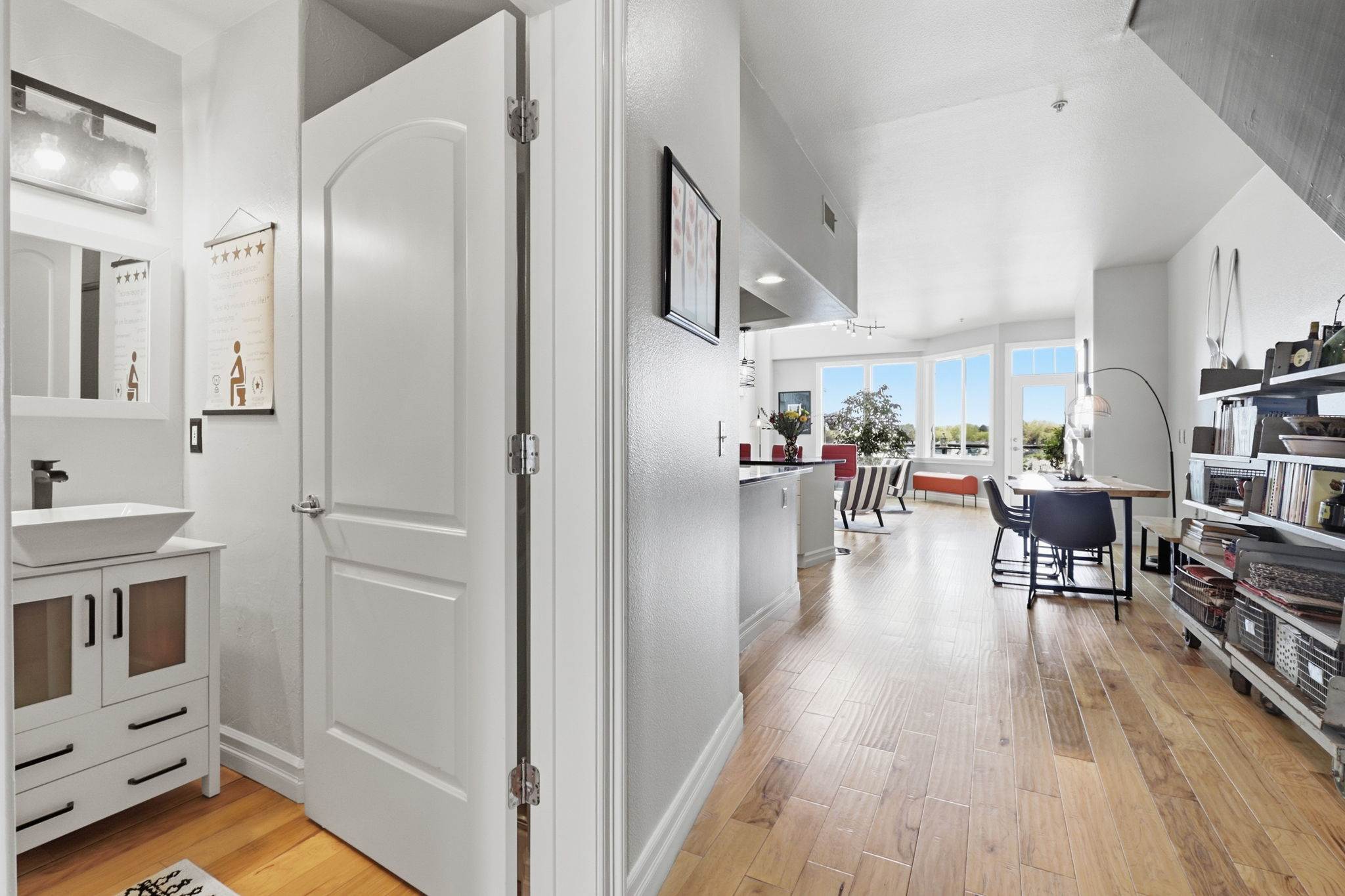 905 N Harbour Dr, Portland, OR 97217