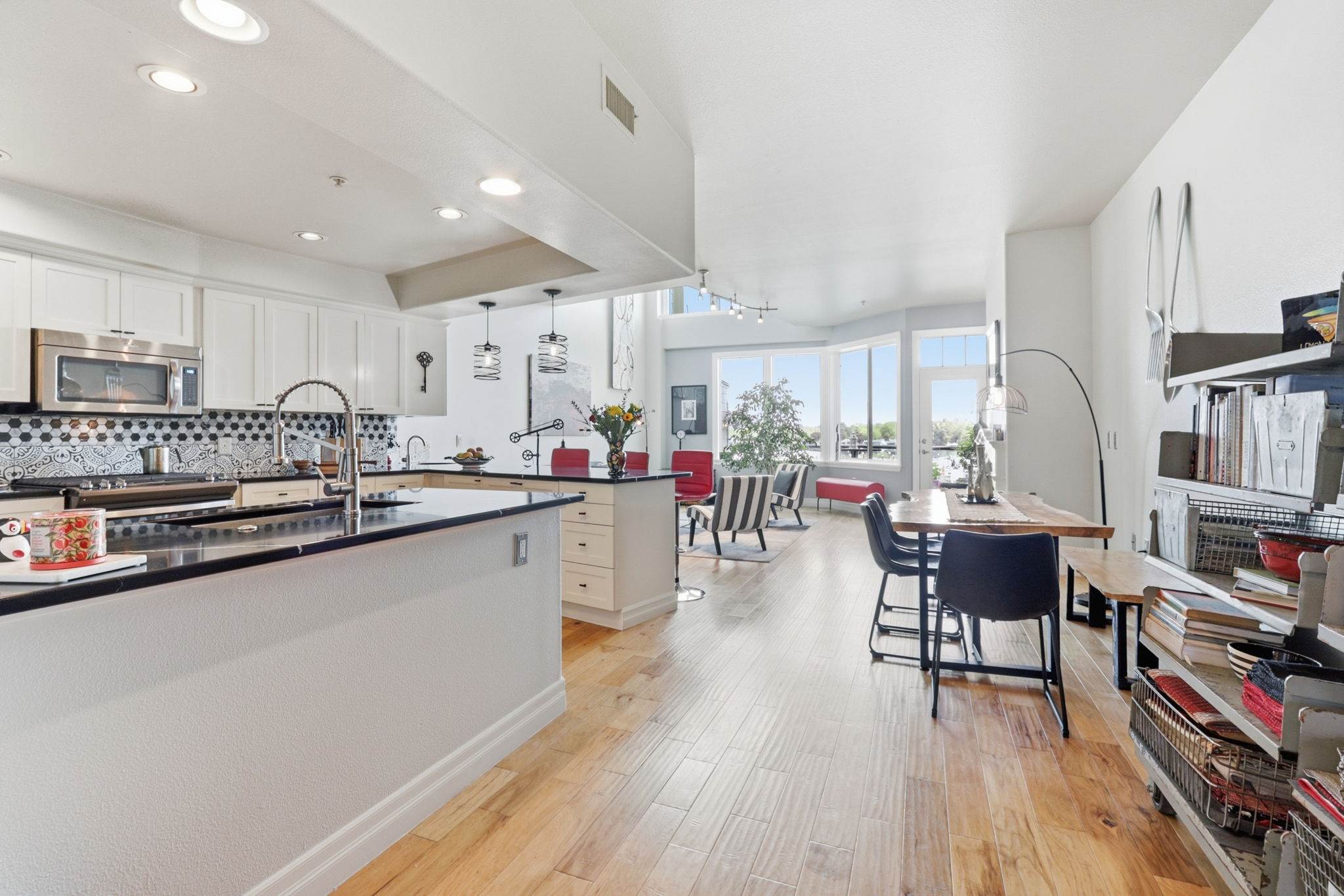905 N Harbour Dr, Portland, OR 97217