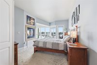 905 N Harbour Dr, Portland, OR 97217
