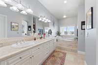 905 N Harbour Dr, Portland, OR 97217