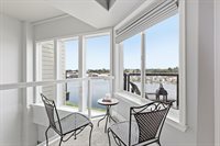 905 N Harbour Dr, Portland, OR 97217