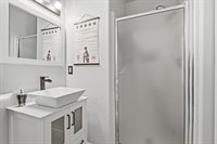 905 N Harbour Dr, Portland, OR 97217