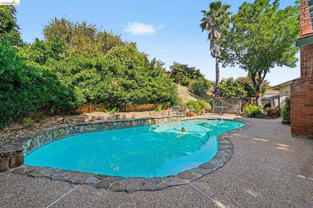 325 Hillsdale Dr, Pittsburg, CA 94565