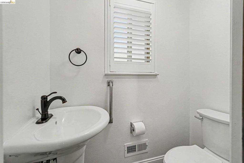 325 Hillsdale Dr, Pittsburg, CA 94565