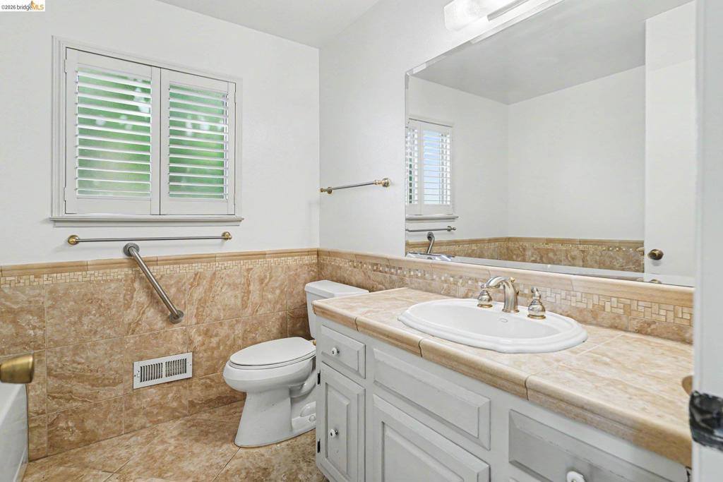 325 Hillsdale Dr, Pittsburg, CA 94565