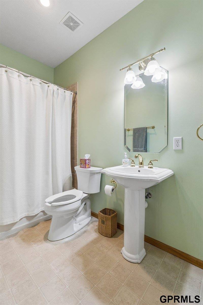 4805 North 135Th Avenue, Omaha, NE 68164