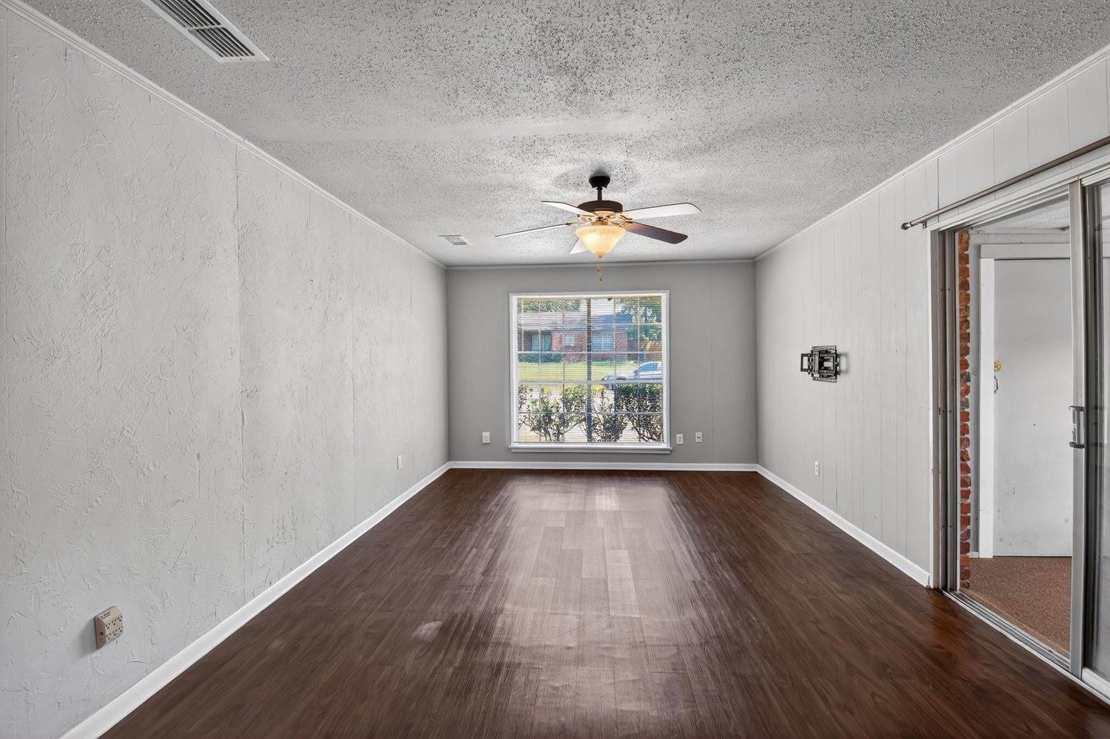 1306 Greenbriar Dr, Longview, TX 75604