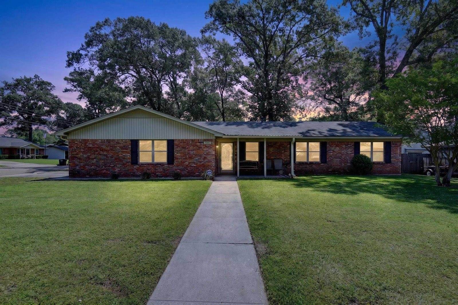 1306 Greenbriar Dr, Longview, TX 75604