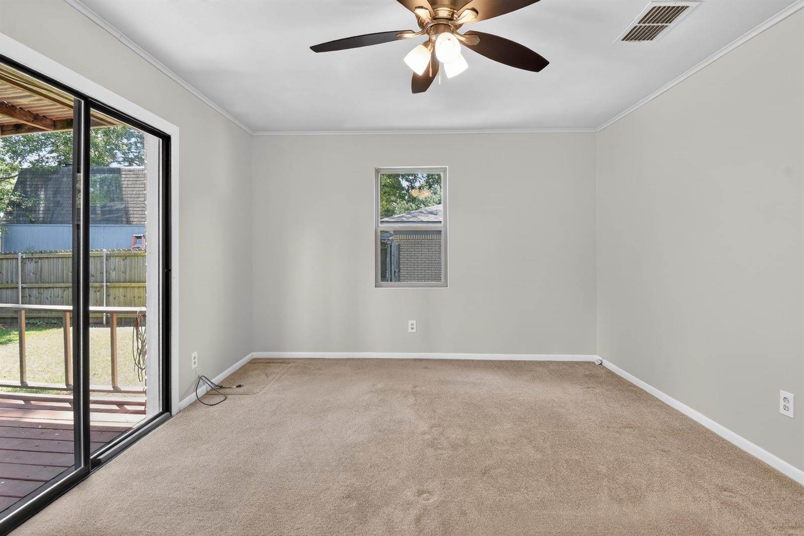 1306 Greenbriar Dr, Longview, TX 75604