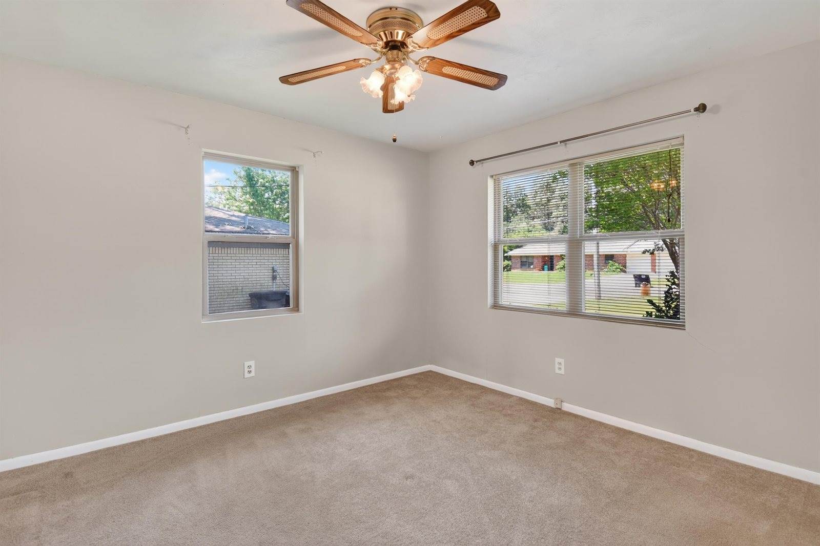 1306 Greenbriar Dr, Longview, TX 75604
