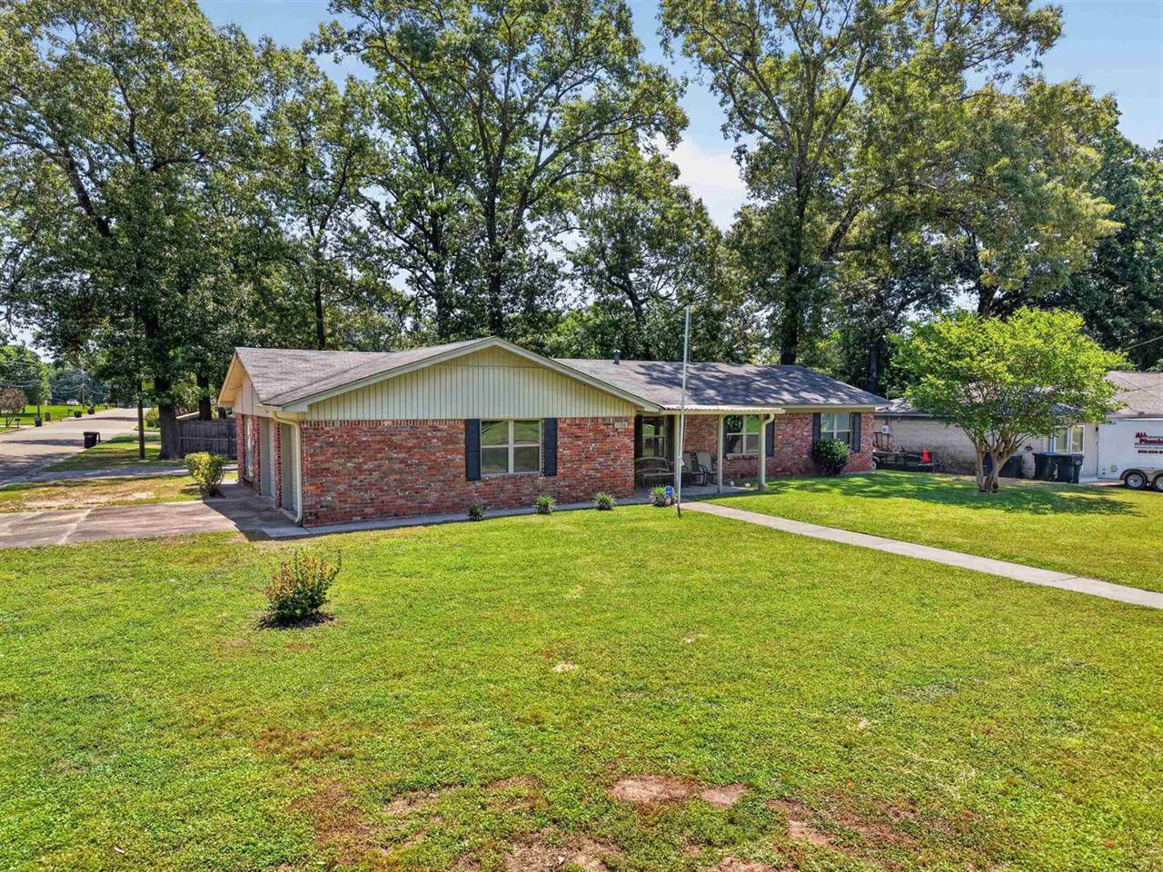 1306 Greenbriar Dr, Longview, TX 75604