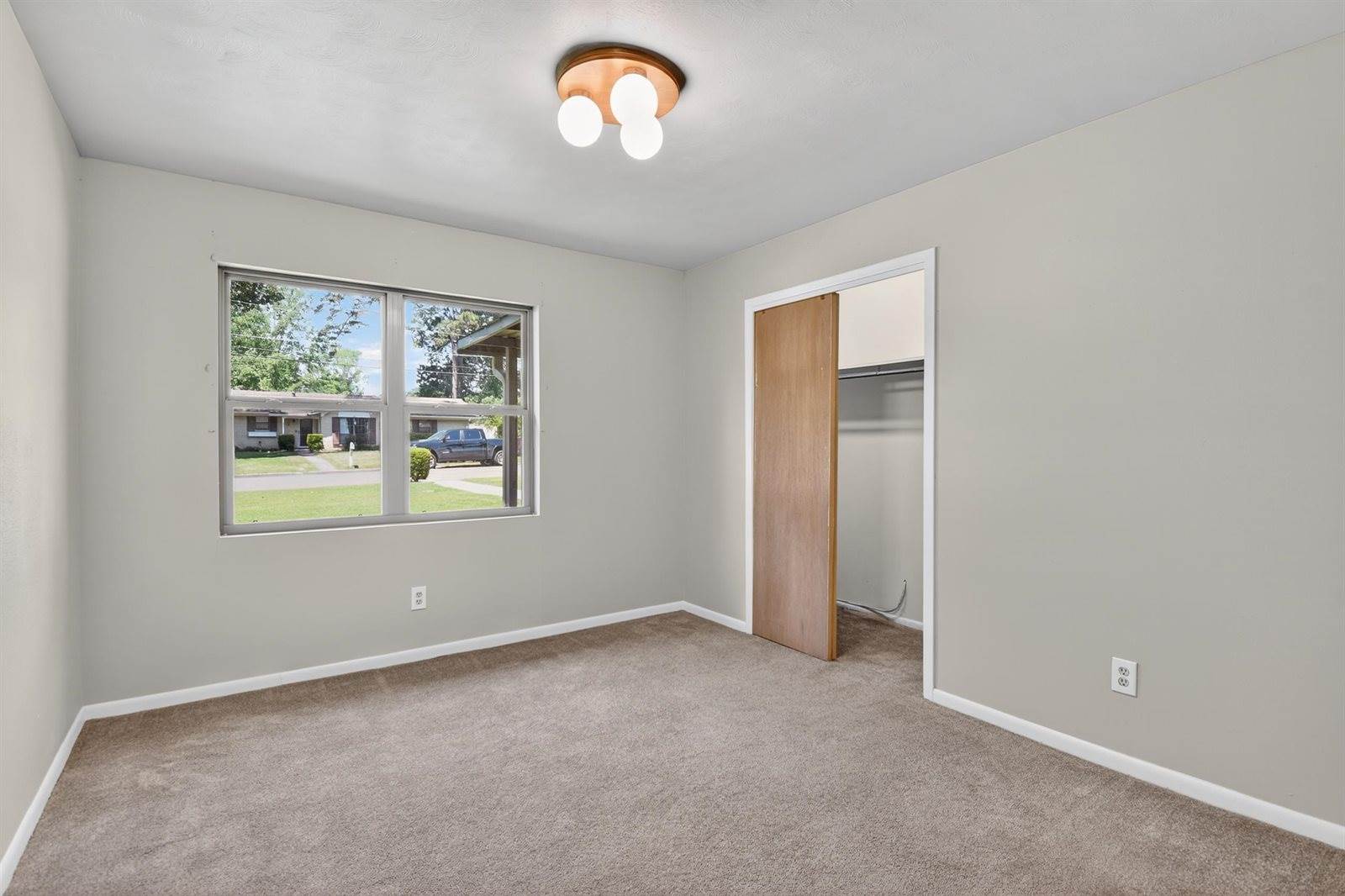 1306 Greenbriar Dr, Longview, TX 75604