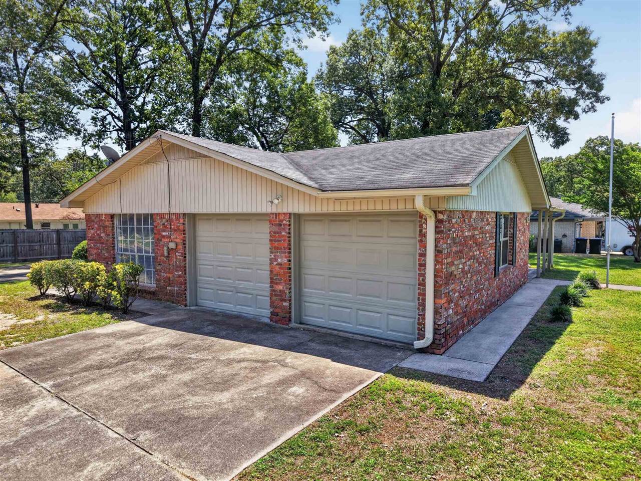 1306 Greenbriar Dr, Longview, TX 75604