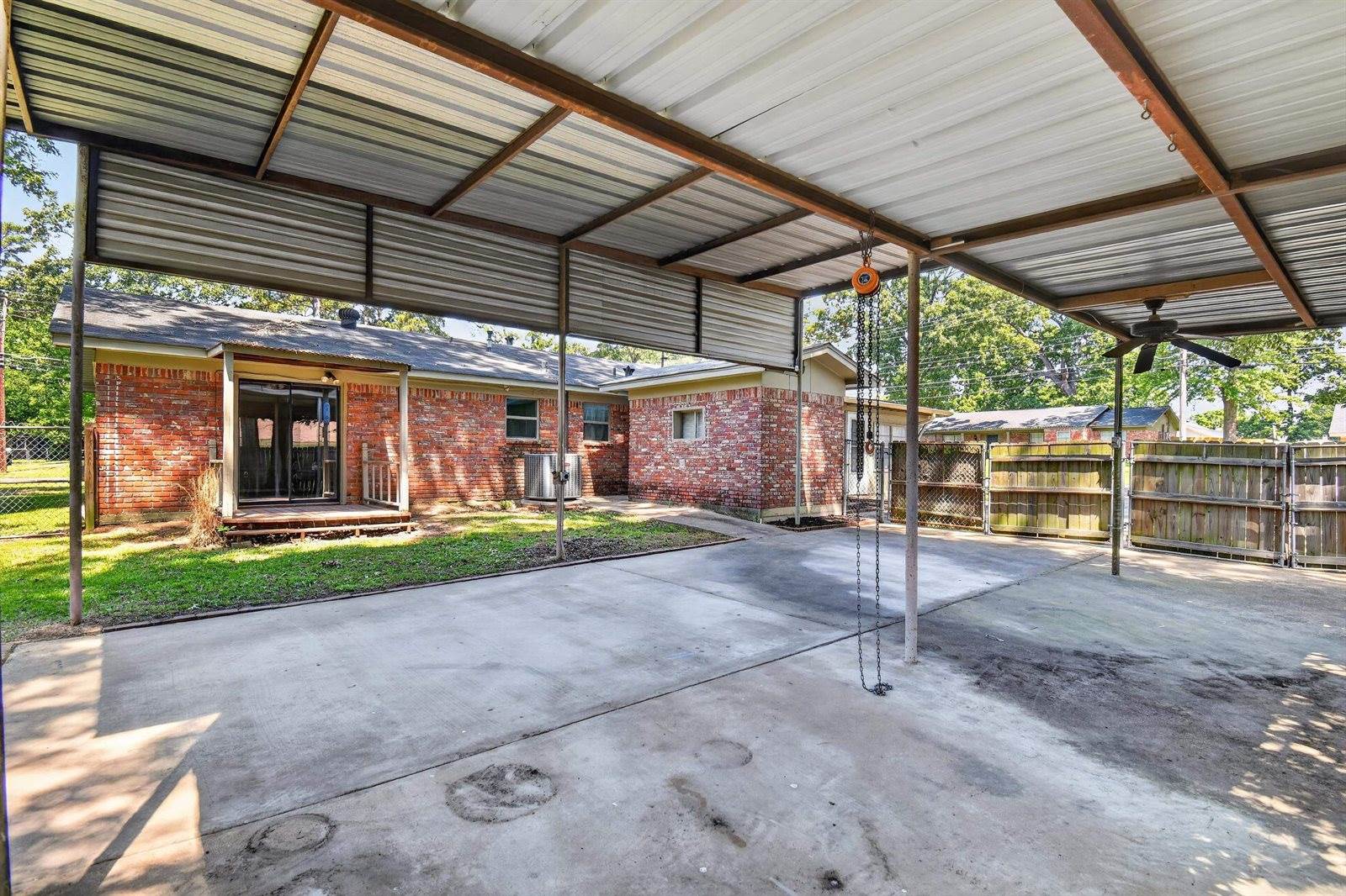 1306 Greenbriar Dr, Longview, TX 75604