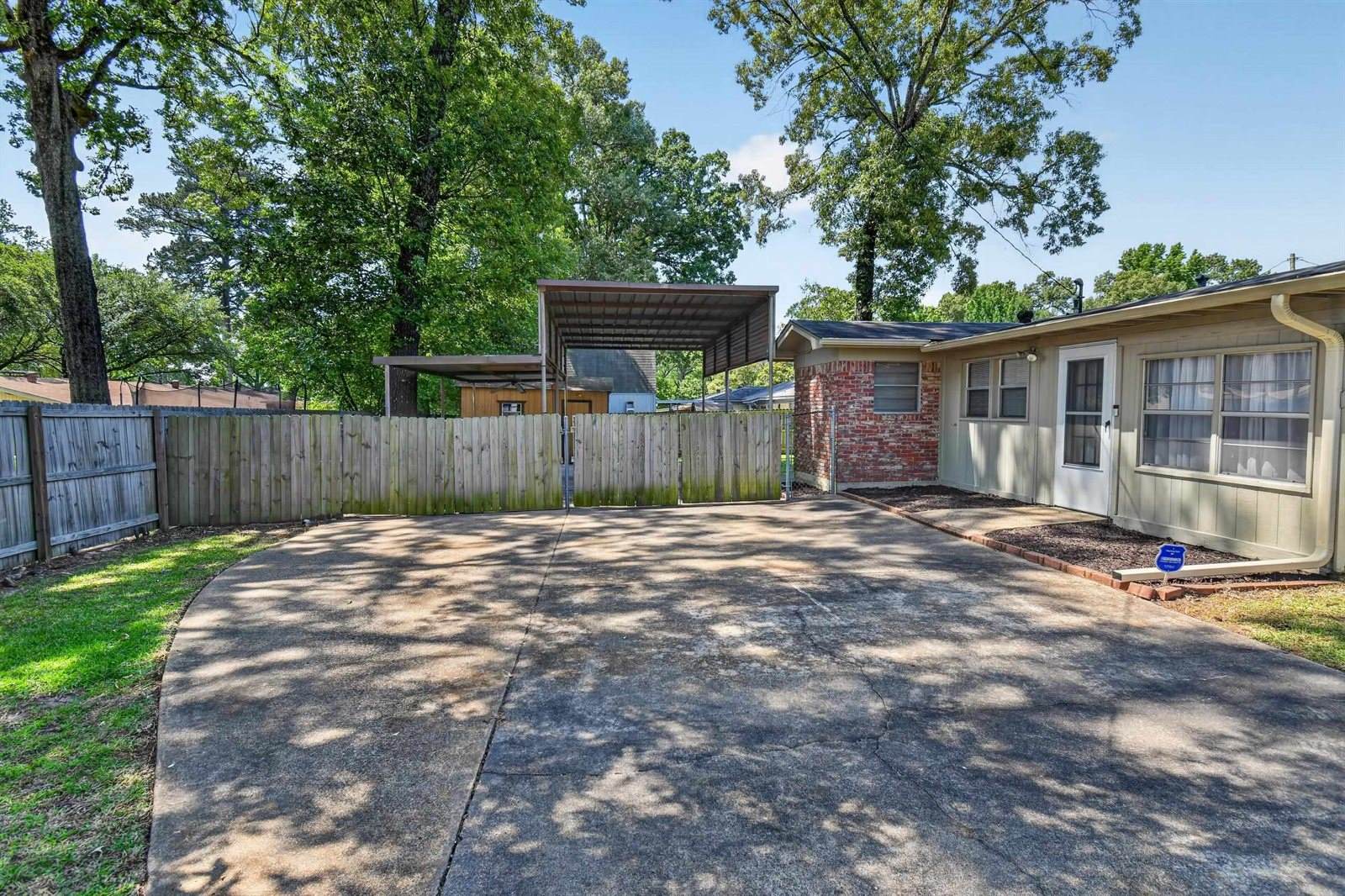 1306 Greenbriar Dr, Longview, TX 75604