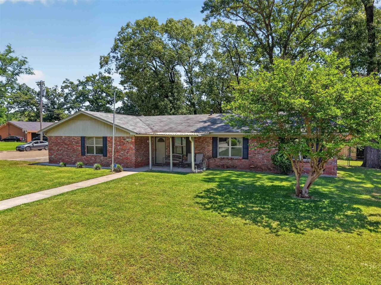 1306 Greenbriar Dr, Longview, TX 75604