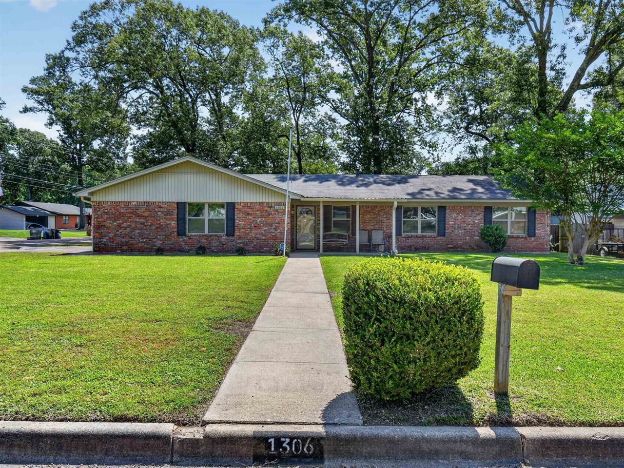 1306 Greenbriar Dr, Longview, TX 75604