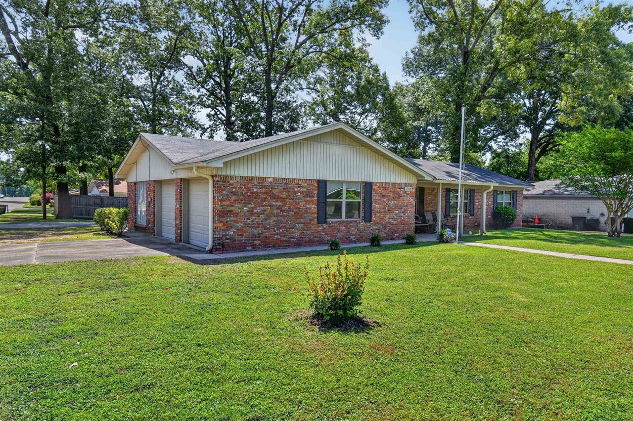 1306 Greenbriar Dr, Longview, TX 75604