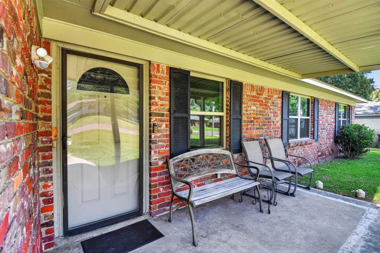 1306 Greenbriar Dr, Longview, TX 75604