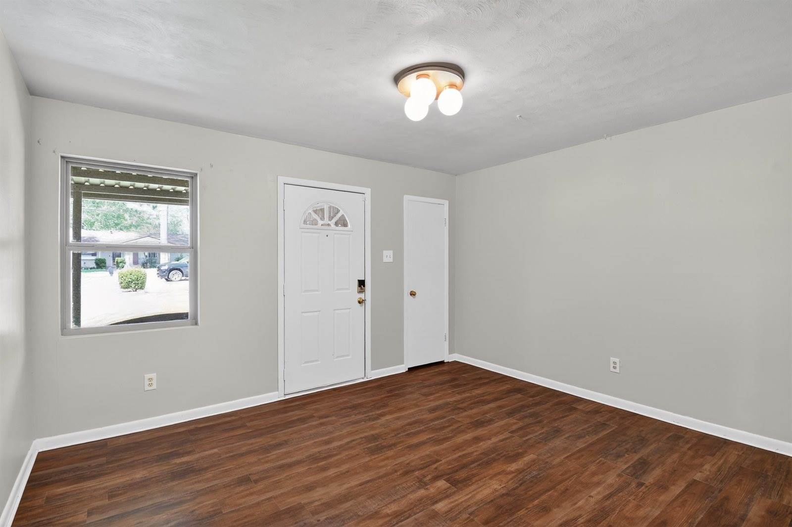 1306 Greenbriar Dr, Longview, TX 75604