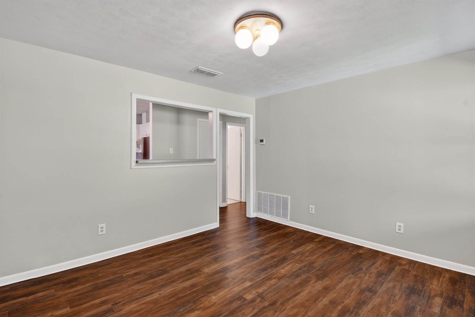 1306 Greenbriar Dr, Longview, TX 75604