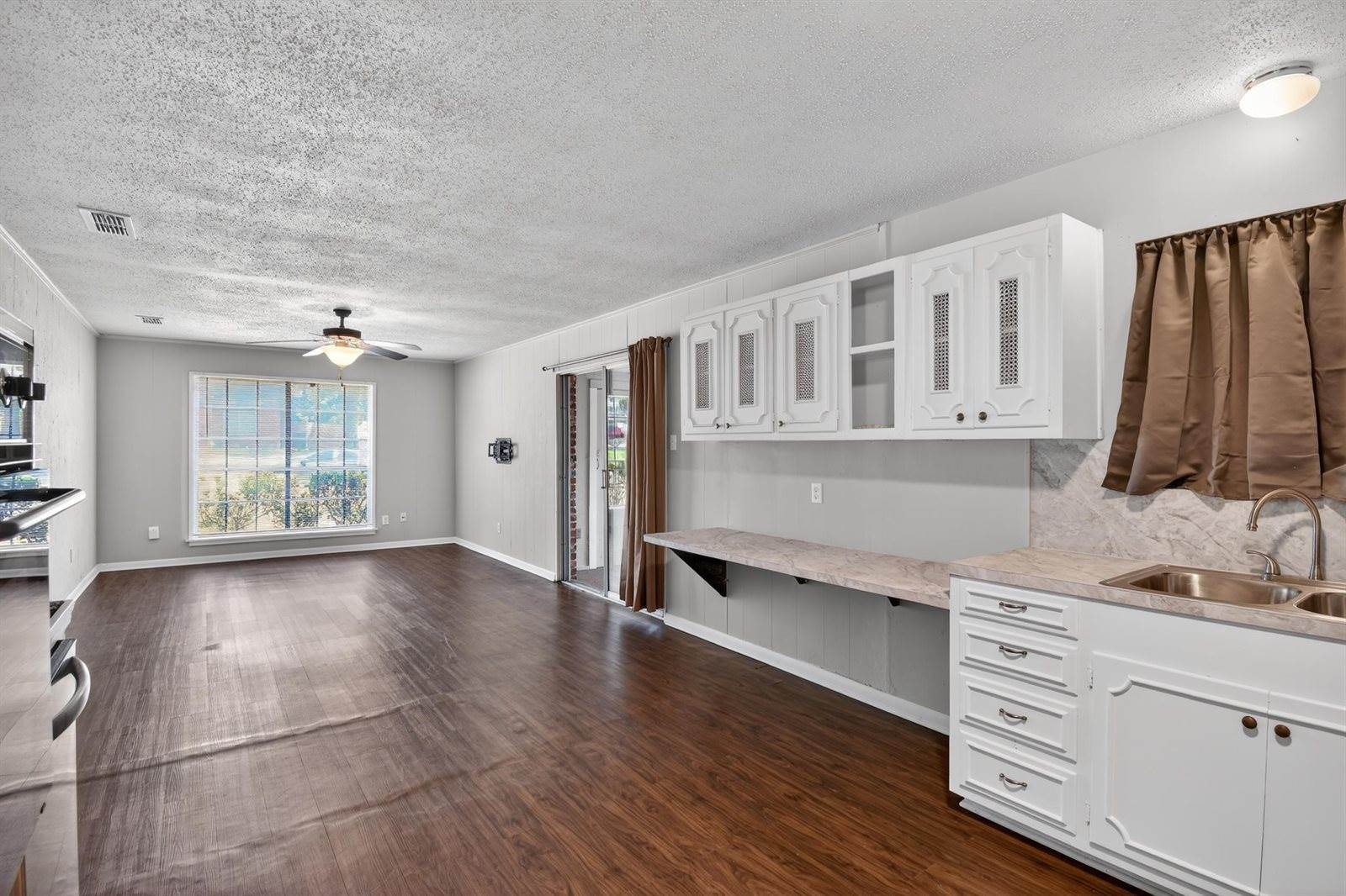 1306 Greenbriar Dr, Longview, TX 75604