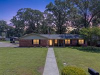 1306 Greenbriar Dr, Longview, TX 75604