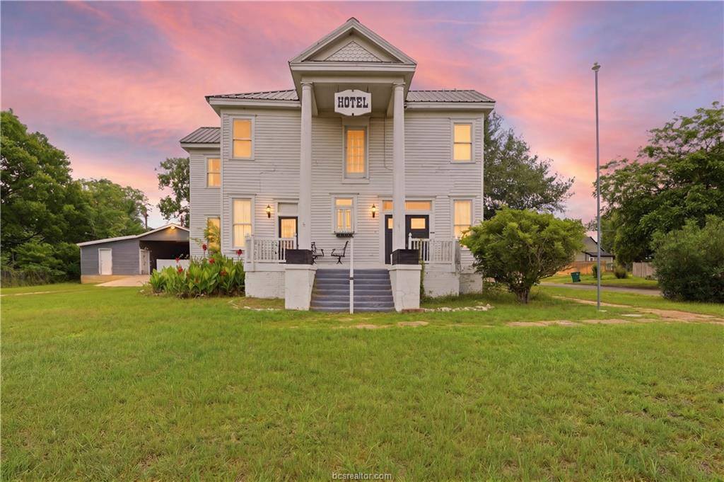 408 South Railroad Avenue, Calvert, TX 77837