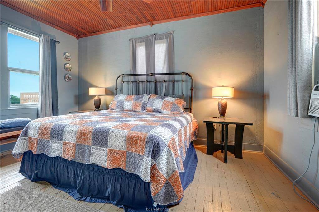 408 South Railroad Avenue, Calvert, TX 77837