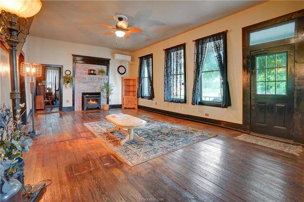 408 South Railroad Avenue, Calvert, TX 77837