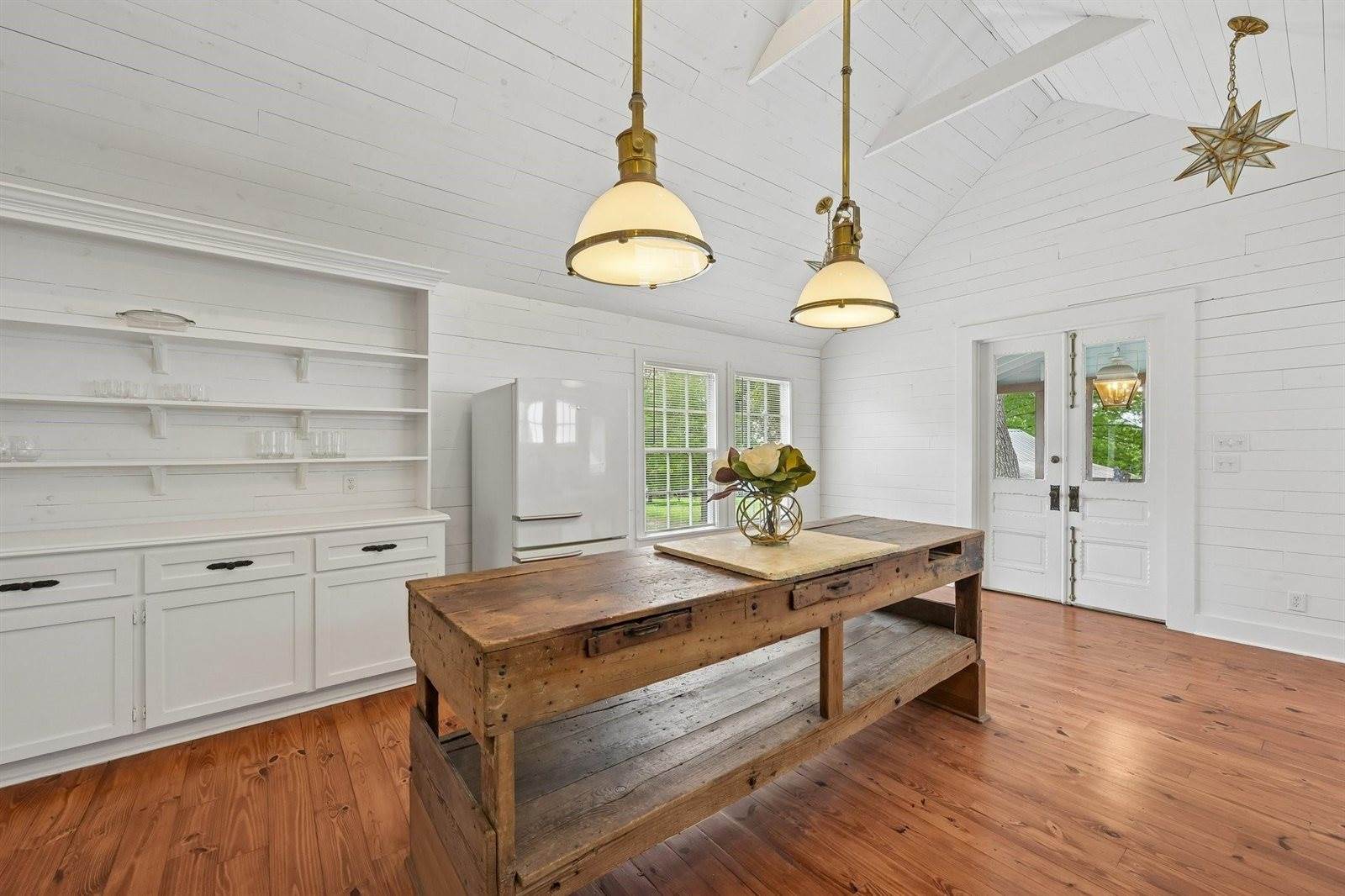 4925 Main Street, Chappell Hill, TX 77426