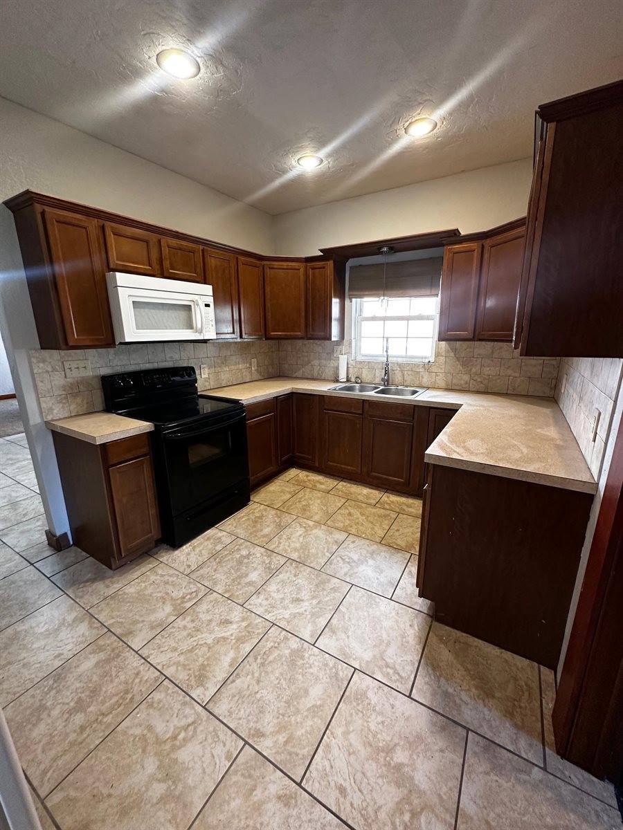 308 East 5th Ave, Arkansas City, KS 67005