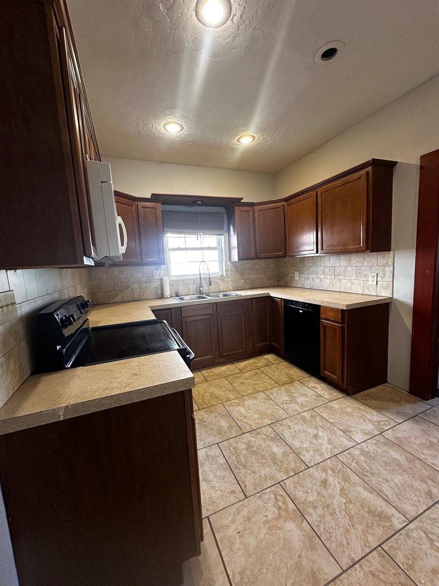 308 East 5th Ave, Arkansas City, KS 67005