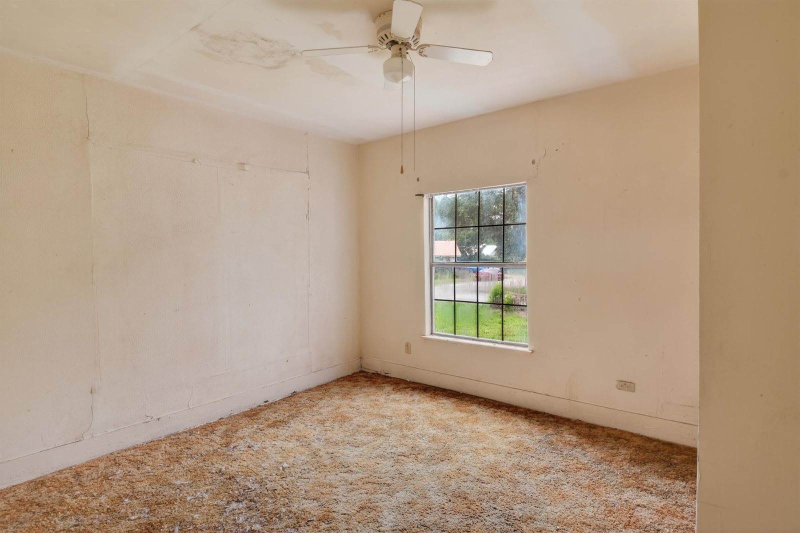 321 S 8th Ave, Out Of Area, TX 75860