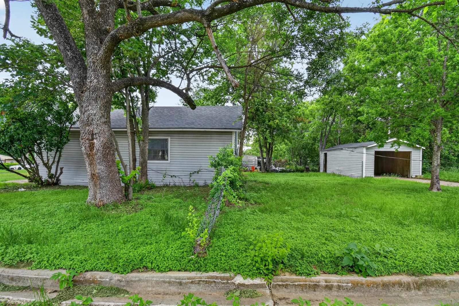 321 S 8th Ave, Out Of Area, TX 75860