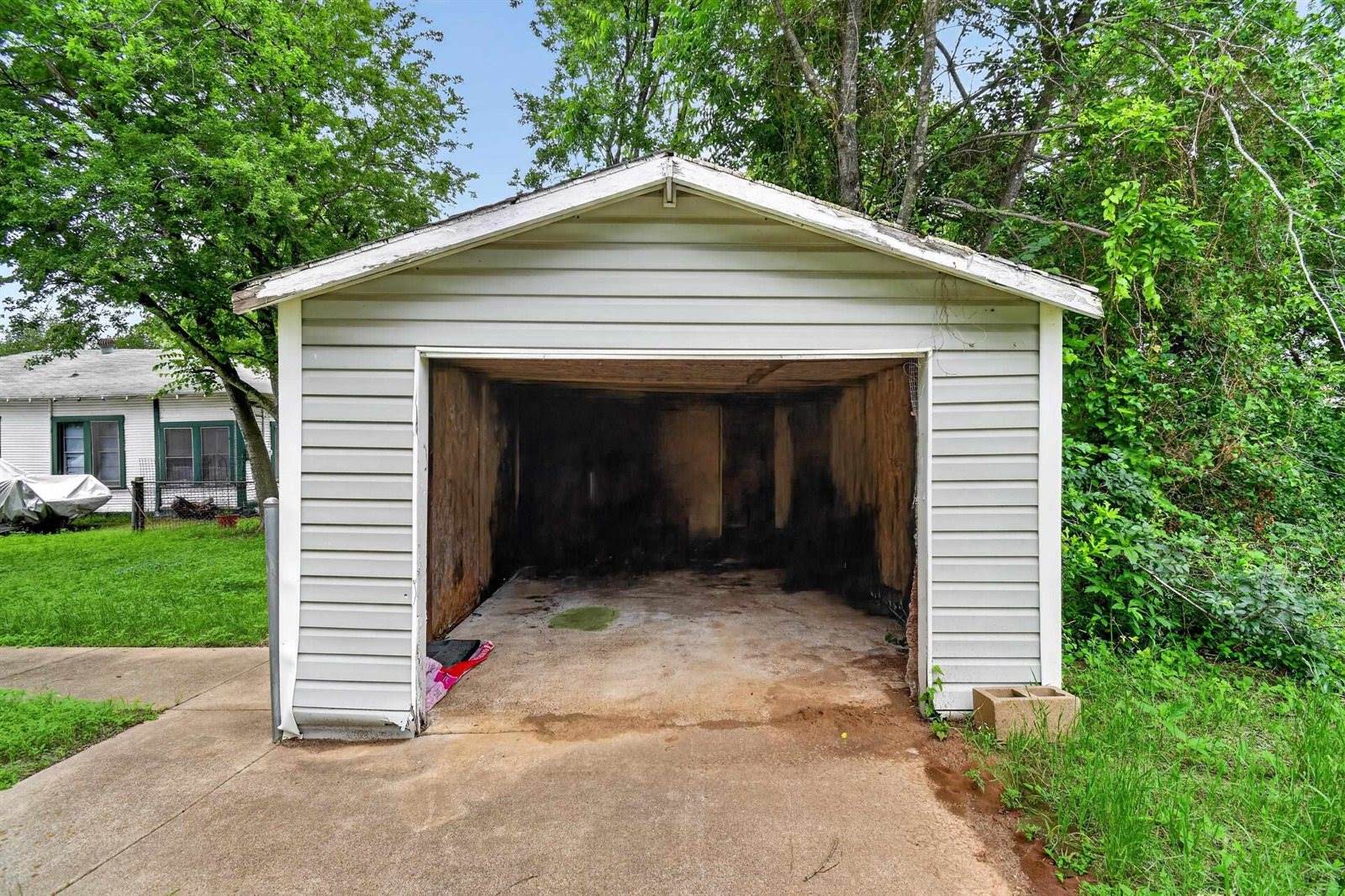 321 S 8th Ave, Out Of Area, TX 75860