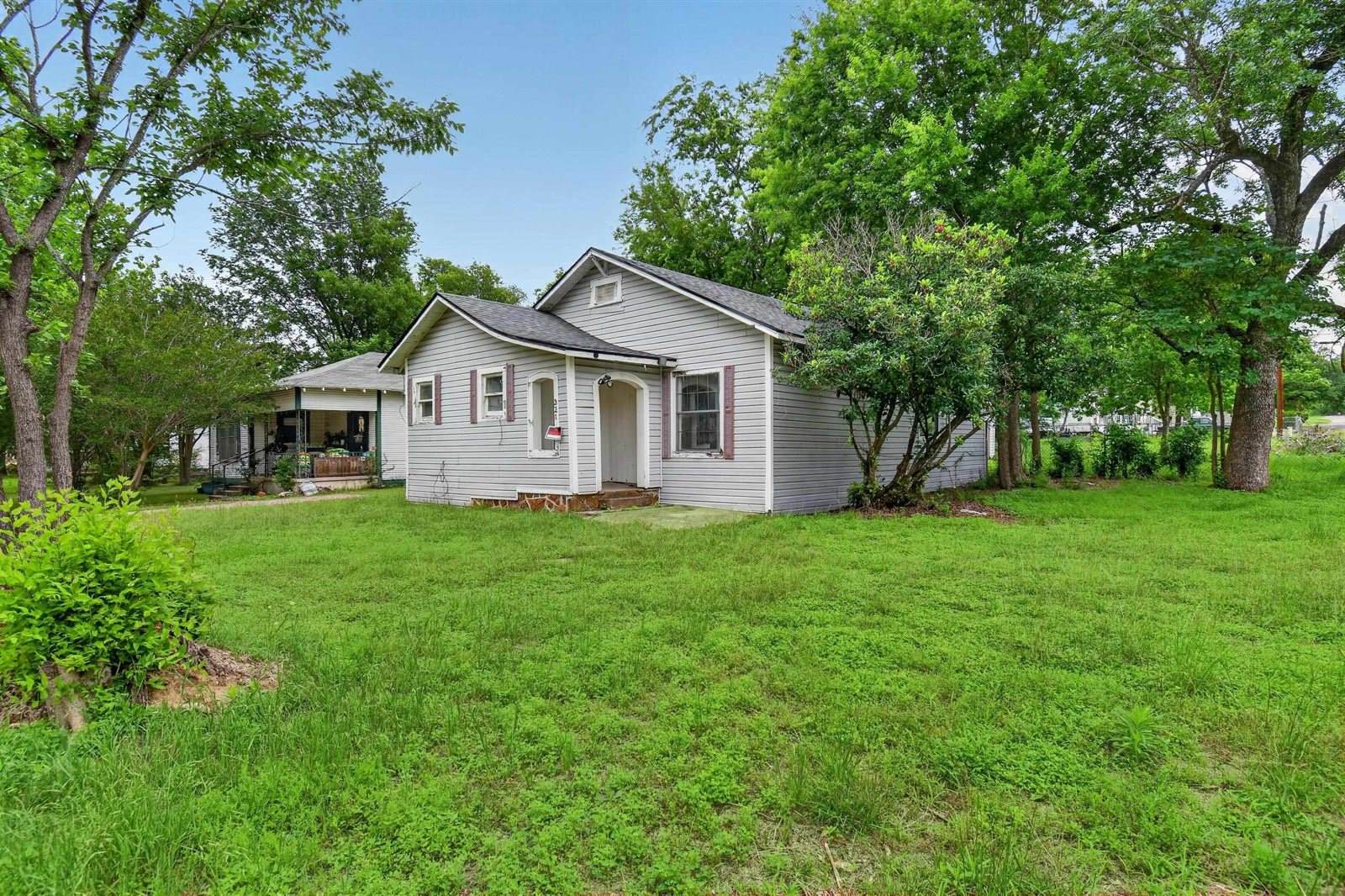 321 S 8th Ave, Out Of Area, TX 75860