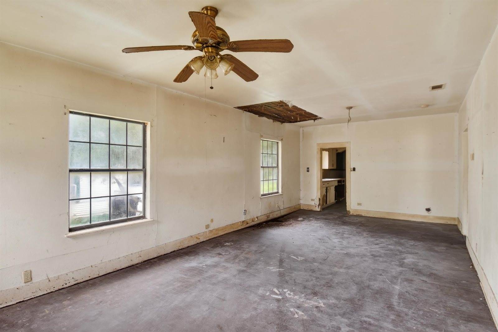 321 S 8th Ave, Out Of Area, TX 75860