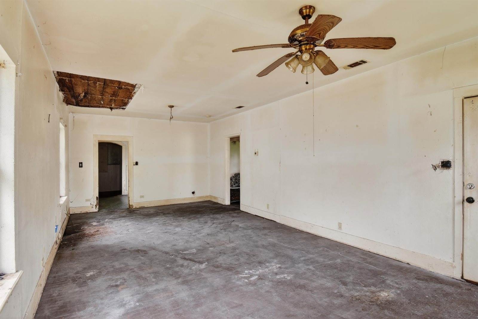 321 S 8th Ave, Out Of Area, TX 75860