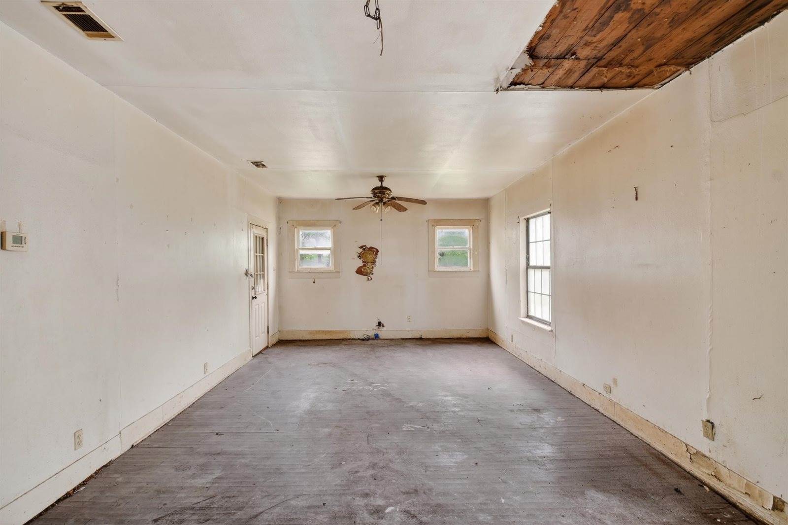 321 S 8th Ave, Out Of Area, TX 75860