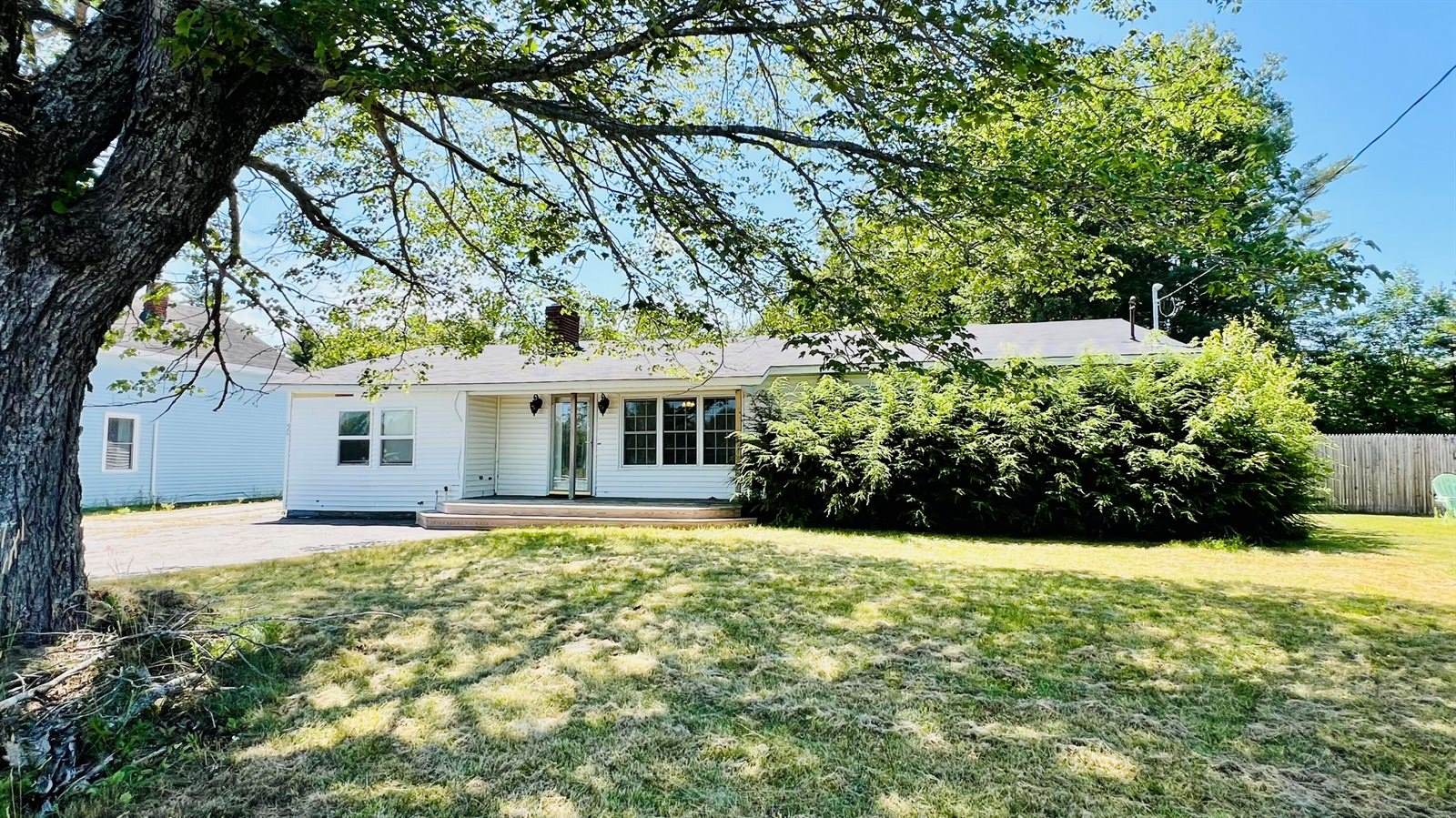 50 River Road, Howland, ME 04448