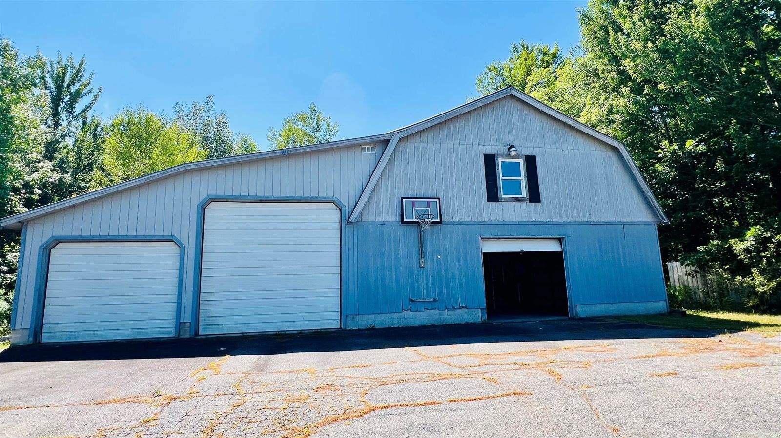 50 River Road, Howland, ME 04448