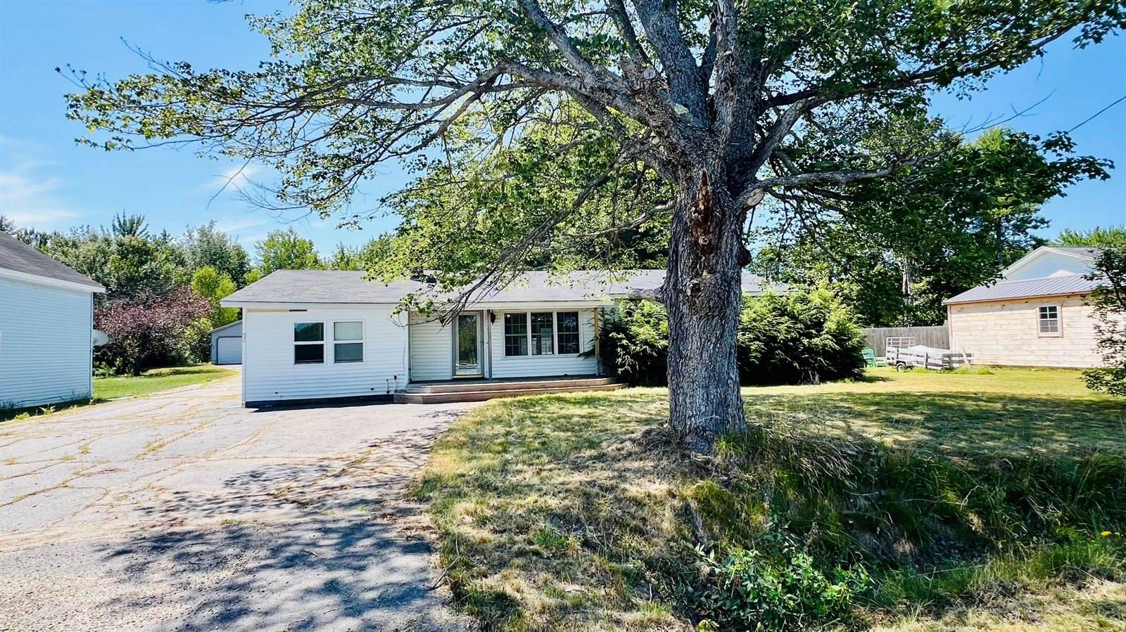 50 River Road, Howland, ME 04448