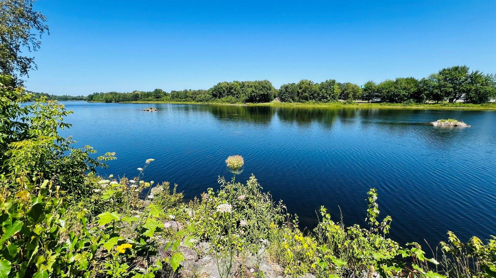 50 River Road, Howland, ME 04448