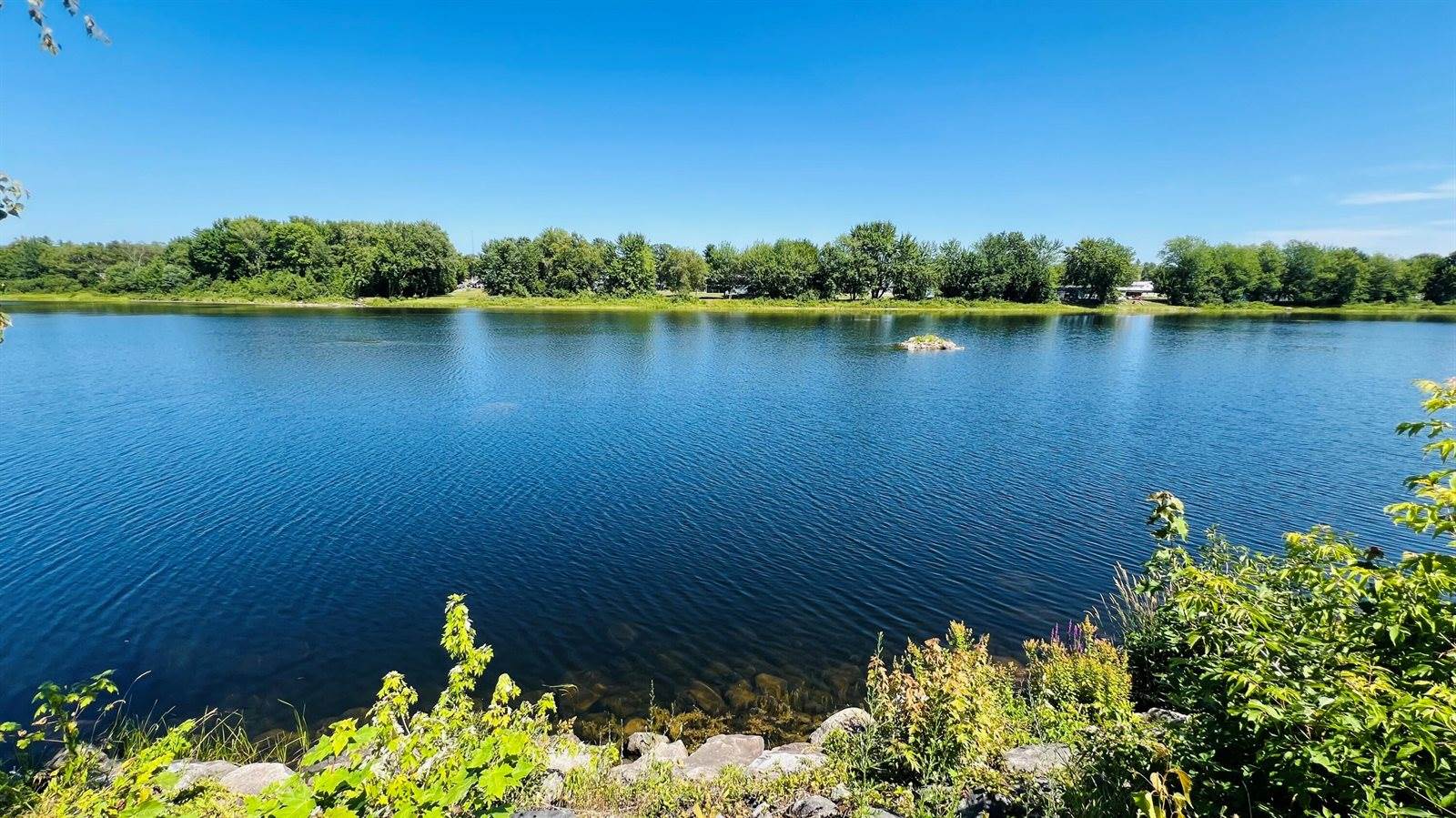 50 River Road, Howland, ME 04448