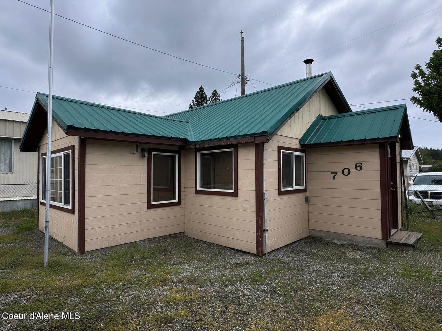 706 B St, Pinehurst, ID 83850